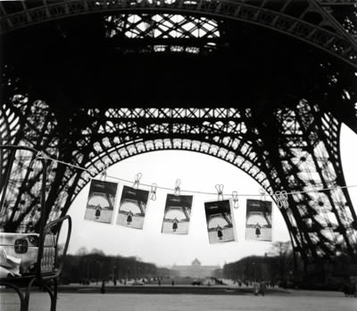 Sabine Weiss Le photographe ambulant fait sécher ses épreuves, Paris, 1955