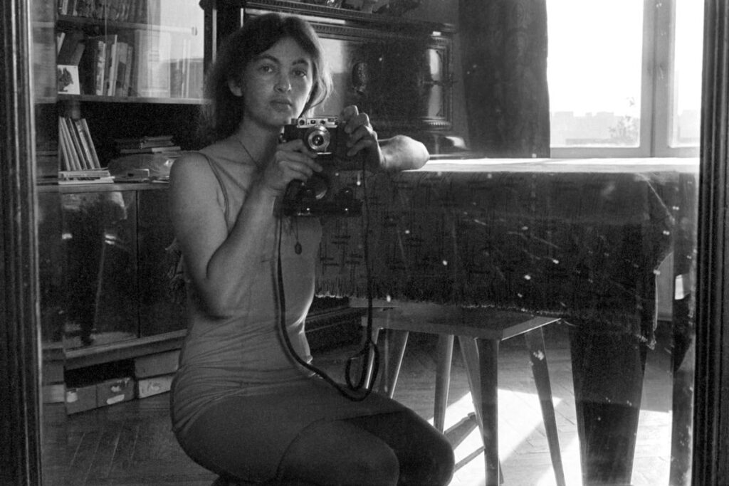 Masha Ivashintsova, la « Vivian Maier russe » : histoire, œuvres, héritage Autoportrait