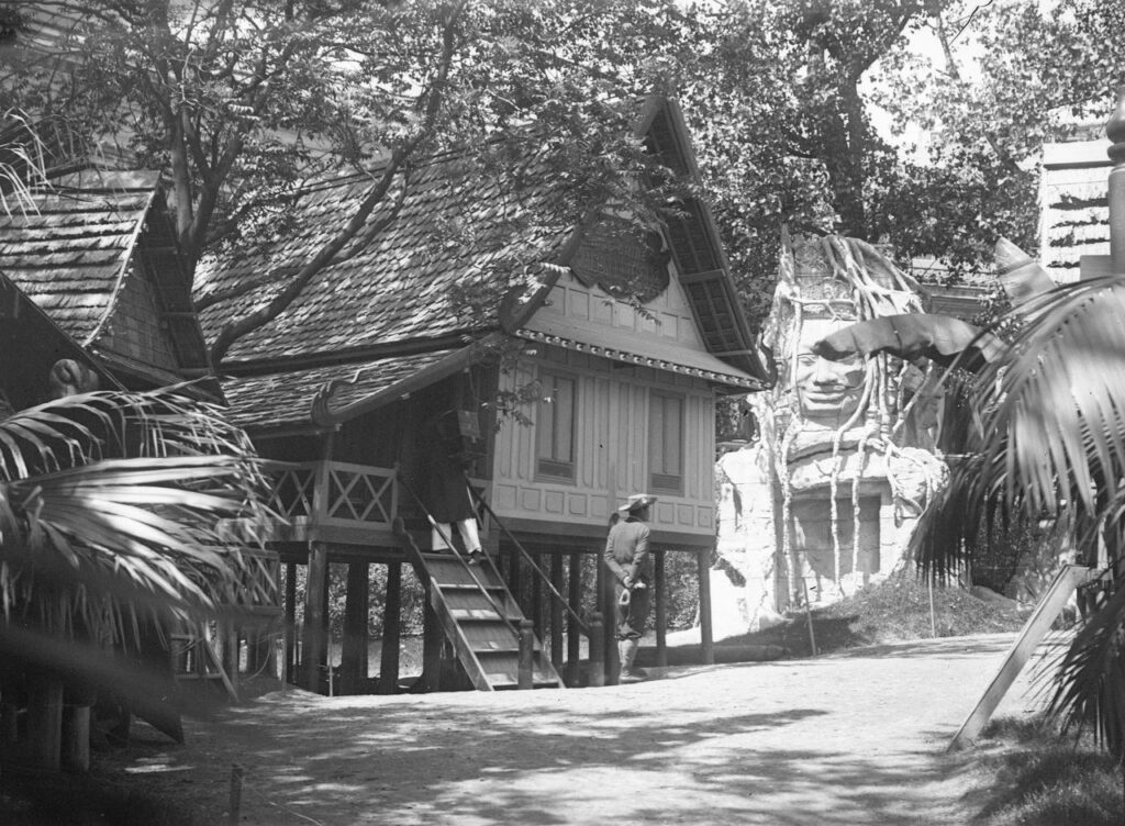 Maison laotienne, statue bouddhique monumentale