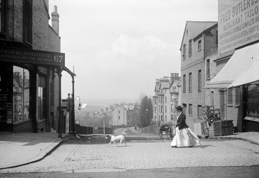 Promeneuse et chien traversant une rue