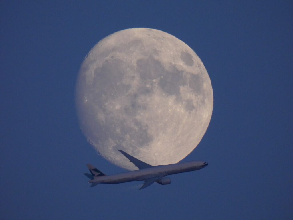 Lune et avion de ligne